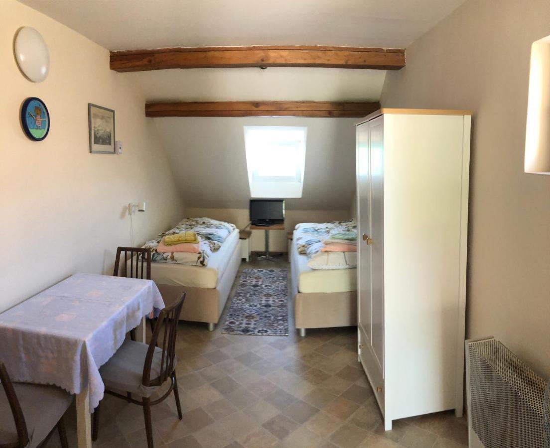 Ubytovani U Jerabku - Parkovani Zdarma Mikulov Exterior foto